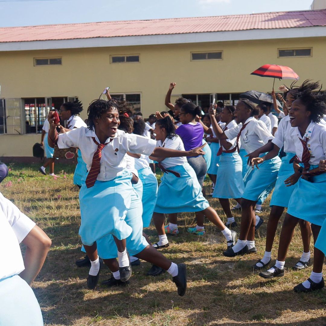 wolmersdotinfo's tweet image. Rarely-ever being the bearer of bad &amp;amp; negative news, it is with great sadness we have a moment of silence  &amp;amp; announce that in the Wolmer's 6th. Form 'Battle of the Sexes' Tug of War, the Girls' prevailed.... easily!🙈