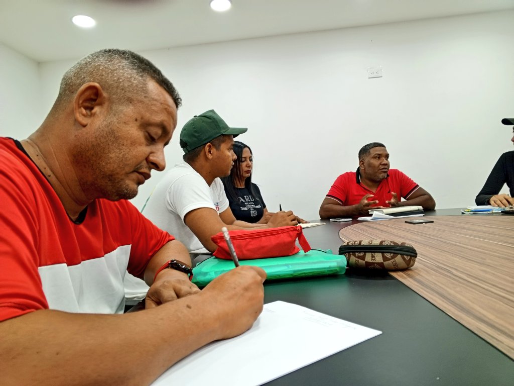 #AlMomento|| en "La Yaya" casa de nuestro partido, el camarada <a href="/DavidTupamaro/">David Aguilera</a> Secretario Nacional de Formación desarrolla reunión con los Responsables de Formación de Bloques, con el objetivo de planificar el accionar rebelde en los diferentes territorios.

<a href="/NicolasMaduro/">Nicolás Maduro</a>