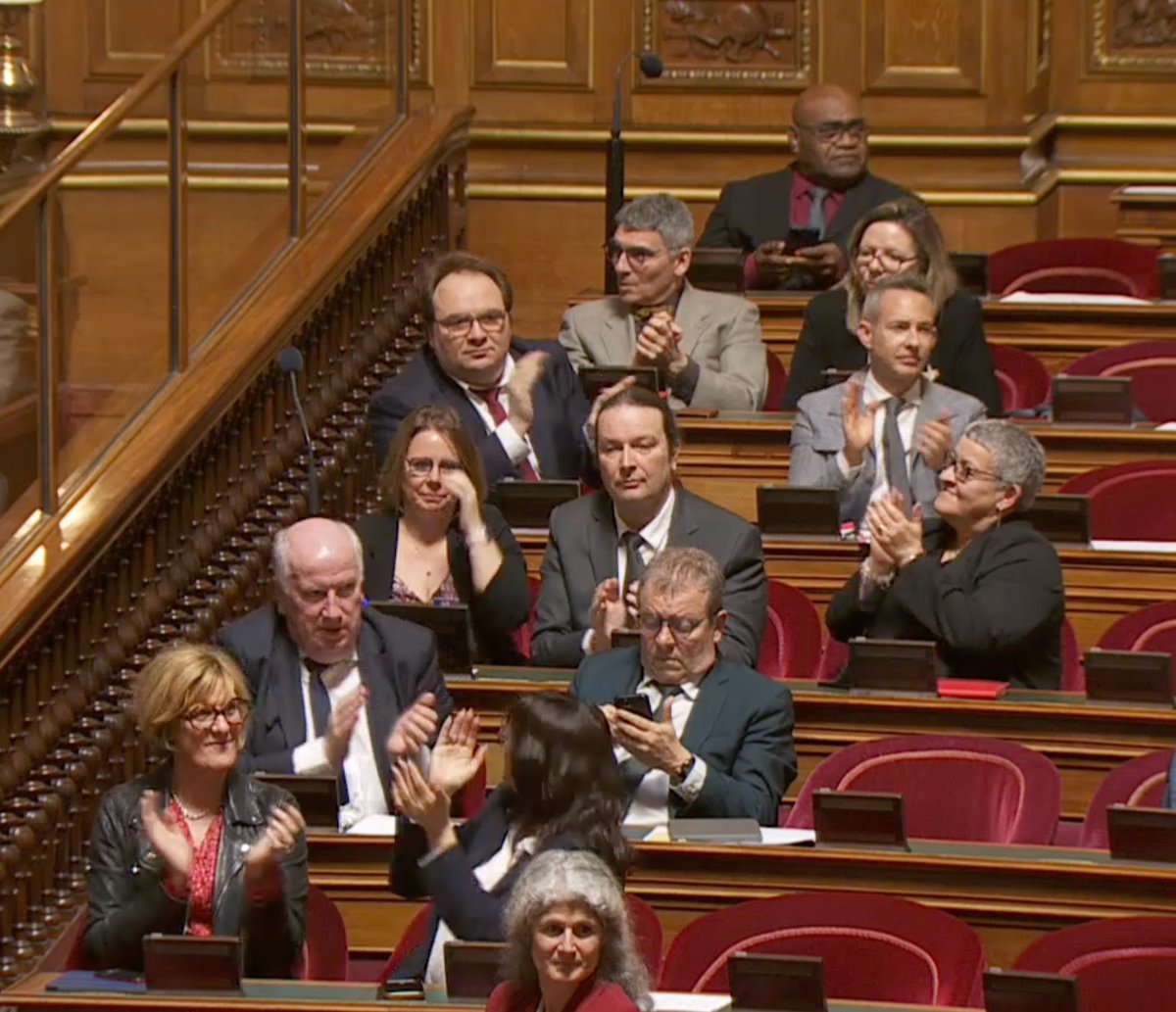 Coup de tonnerre au @Senat ! Le CETA est rejeté par une large majorité. Une grande victoire pour les @senateursCRCE et tous ceux qui refusent la logique des traités de libre échange qui exacerbent la concurrence entre les peuples. #CETA