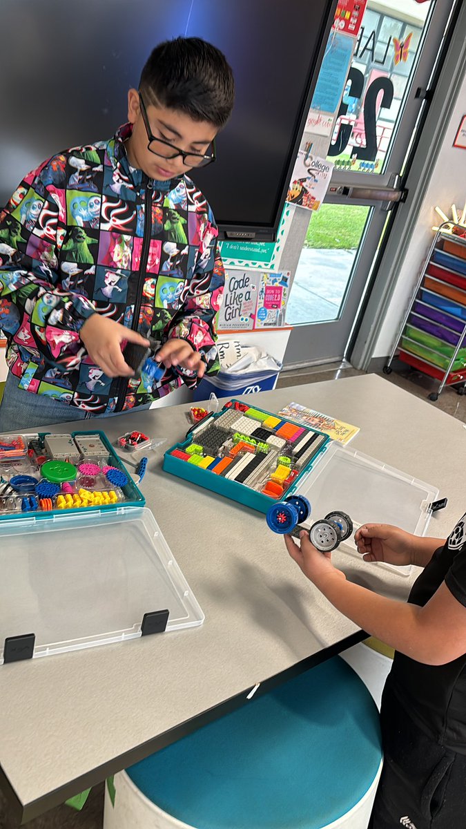 APanedaDLC's tweet image. Building a 3 wheel Mars Buggy #GoPumas @northranchito 🐾 #RoboticsRocks