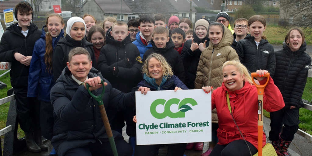 @WDCouncil Councillor Martin Rooney and @carerclare joined CCF Director Chris Stark, local school kids and volunteers today to plant 700 trees at Whitecrook, Clydebank! Read more: clydeclimateforest.co.uk/news/clyde-cli… Part of @GCVGreenNetwork