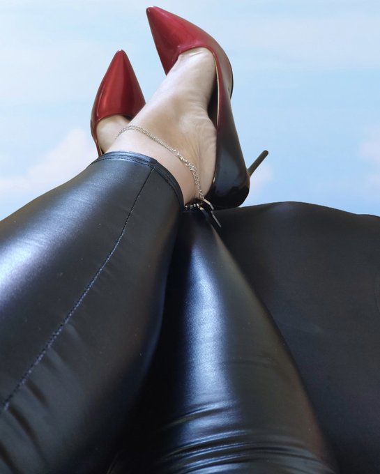 Momenti di relax. Dove stanno poggiando i miei  piedini? https://t.co/MdcQDjTH2W<a href="/tag/realloyalfans"class="tags"><span>#realloyalfans</span></a>