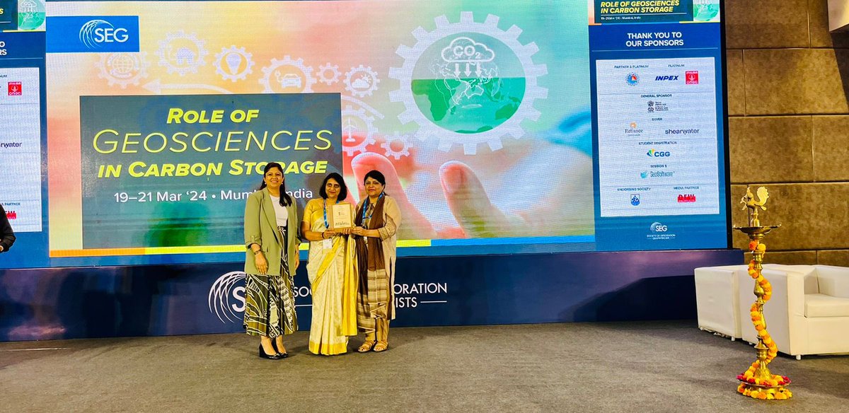 Great moment for @IndiaDST at the first ever Society of Exploration Geophysicists (SEG) conference in India! @IndiaDST received appreciation award from SEG during a workshop on Role of Geosciences in Carbon storage in Mumbai, for supporting & nurturing role of the Department.