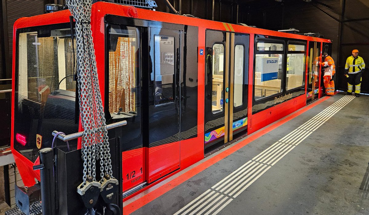 ZVV (@zvv) on Twitter photo Die neue Dolderbahn ist da. 🥳 Wir wünschen der <a href="/vbz_zueri_linie/">VBZ Züri-Linie</a> viel Erfolg beim Betrieb des neuen Dolderbähnlis und den Fahrgästen talabwärts und -aufwärts gute Fahrt!
#gemeinsamvorwärts #dolderbahn #vbz Die neue Dolderbahn ist da. 🥳 Wir wünschen der <a href="/vbz_zueri_linie/">VBZ Züri-Linie</a> viel Erfolg beim Betrieb des neuen Dolderbähnlis und den Fahrgästen talabwärts und -aufwärts gute Fahrt!
#gemeinsamvorwärts #dolderbahn #vbz