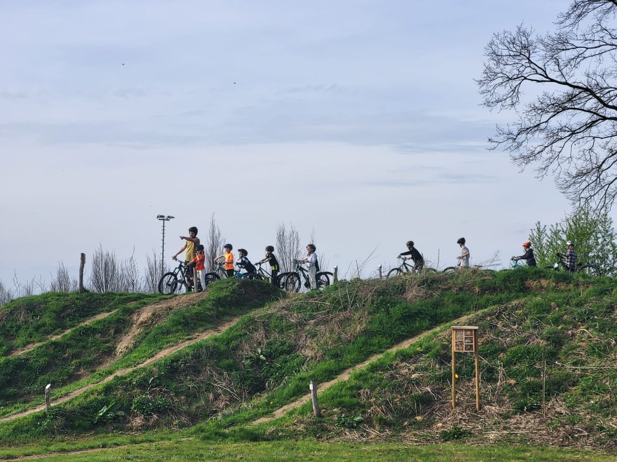 SUPER!

Kijk dat zien we graag. Een gaaf #bikepark vol met kids.
Iets met wie de jeugd heeft, heeft......... dat dus.

Er zijn nog plekken voor volgende week, wees er snel bij!
#eijsden #bikeparkeijsden #mozl