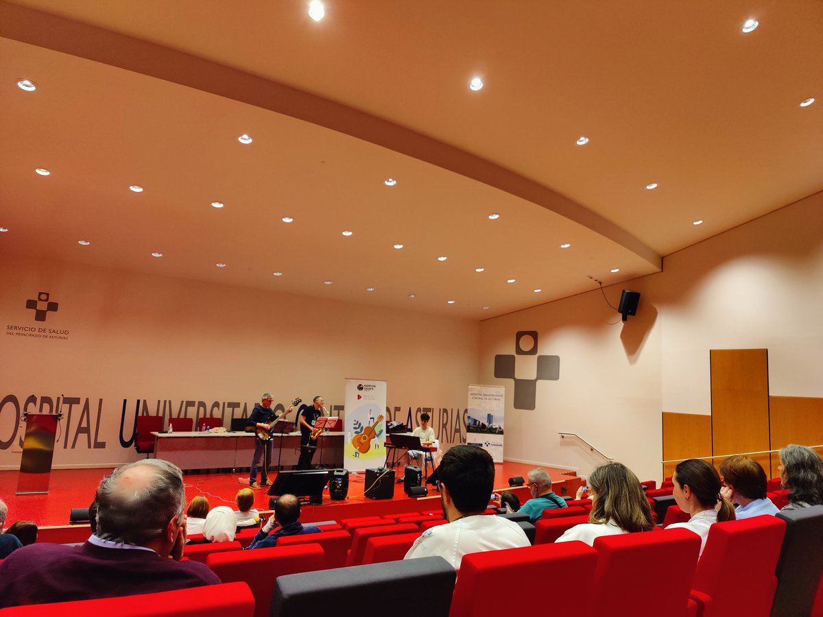 Virginia Castelló, presidenta y fundadora de #MúsicaEnVena presenta junto a Gema, directora de Gestión de Cuidados y Enfermería del Área Sanitaria IV, la música en el salón de actos del #HUCA para pacientes, acompañantes y profesionales.