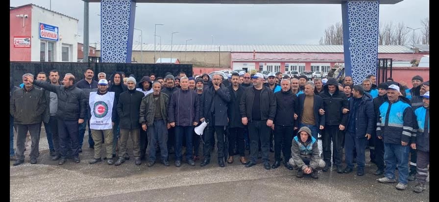 Van Erciş Belediyesi <a href="/ercisbld/">Erciş Belediyesi</a> ile Hizmet İş Sendikası <a href="/hizmetissendika/">HİZMET-İŞ SENDİKASI</a> arasında devam eden TOPLU İŞ SÖZLEŞMESİ görüşmeleri Belediye yönetiminin 28.000 Lira önermesi ile anlaşma sağlanamadı. 

Hizmet İş sendikasi ile Erciş Belediyesi işçileri " Bizler sadaka değil, alınterimizin