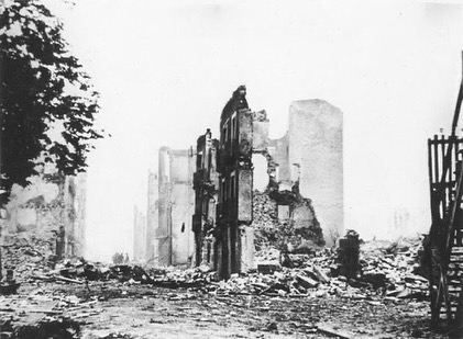outsidersesp's tweet photo. El 26 de abril de 1937 era lunes, dia de mercado en Gernika. El pueblo estaba abarrotado.

A las 15:45 comenzó el ataque fascista. Primero los aviones legionarios de la Italia fascista, después la Legión Cóndor de la Alemania Nazi. Durante más de tres horas lanzaron más de cinco mil proyectiles, bombas y artefactos incendiarios. Apuntaban al centro de la población, que contaba con ningún tipo de defensa antiaérea.

La destrucción fue absoluta. El 70% de los edificios quedaron en ruinas y el resto sufrieron daños graves. El incendio provocado por el bombardeo no se pudo apagar hasta el día siguiente. Las muertes, incalculables. Estudios recientes apuntan a una cantidad cercana a los 300 fallecidos, un 5% de la población y a centenares de heridos.

La imagen de terror, muerte y destrucción dio la vuelta al mundo. Era la imagen del fascismo y sus consecuencias.

Ni olvido ni perdón!