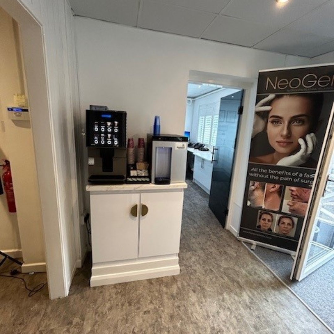 AbsoluteDrinks's tweet photo. Re-Enhance Salon had their new Coffee Machine installed! https://t.co/UAl8uW77HP