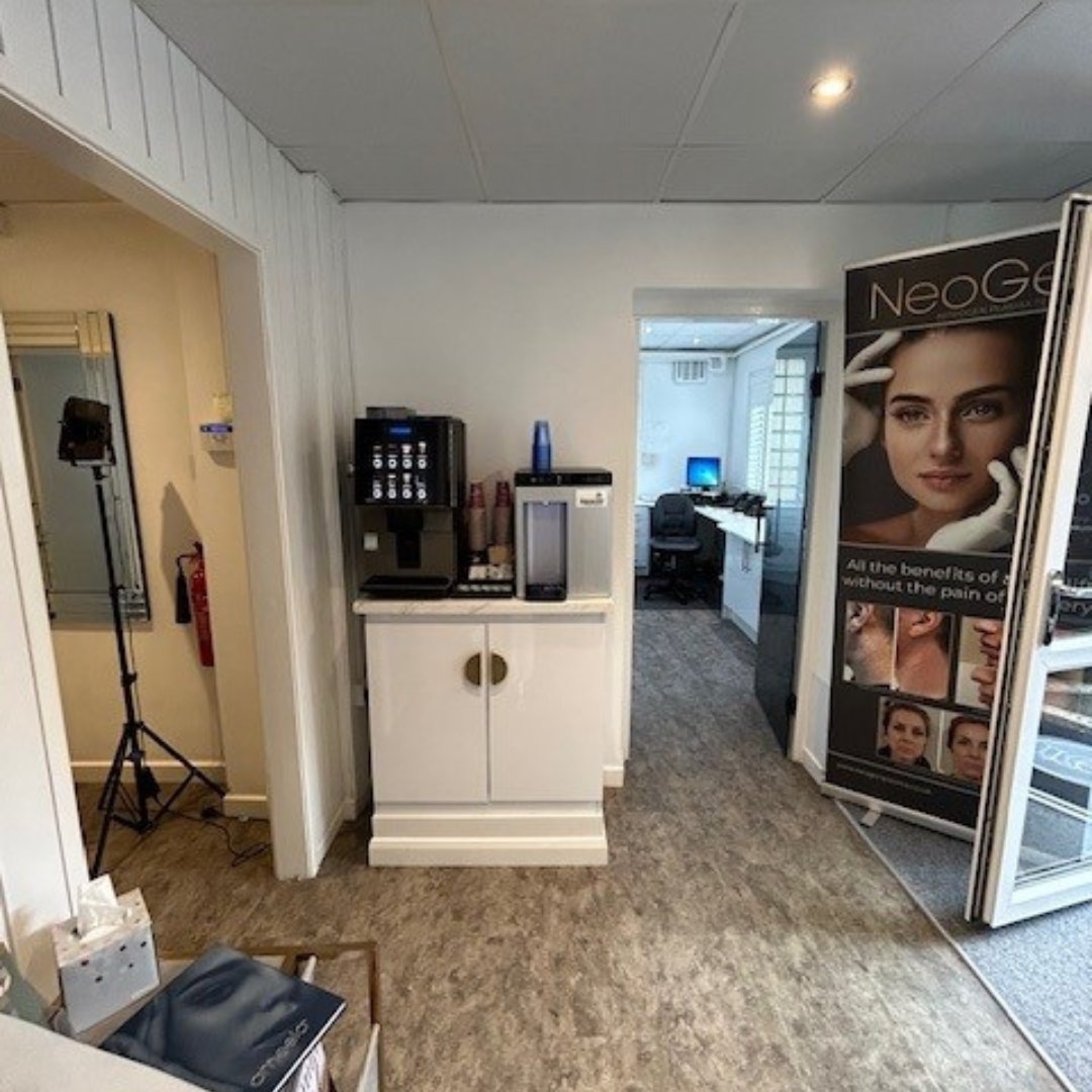 AbsoluteDrinks's tweet photo. Re-Enhance Salon had their new Coffee Machine installed! https://t.co/UAl8uW77HP