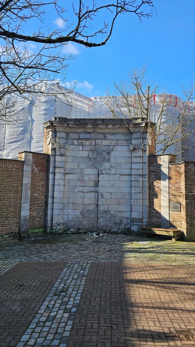 Kármántor sicherheitshalber gesperrt 🙀😧 Prof. Sina Graeven vom Institut für Metaphysische Gebäudesicherung: „Wir glauben, dass die Kraft des Tores auch Menschen angreift, die nicht an der #RWTH eingeschrieben sind.“ 👻

Alle Hintergründe gibt's hier: ➡️rwth-aachen.de/li/f/bgvhms