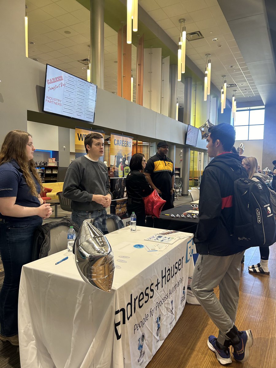 We were so excited to host the Career Jumpstart Day this week ⭐️ It was an absolutely amazing turnout and the students were able to meet some fantastic professionals in different fields!