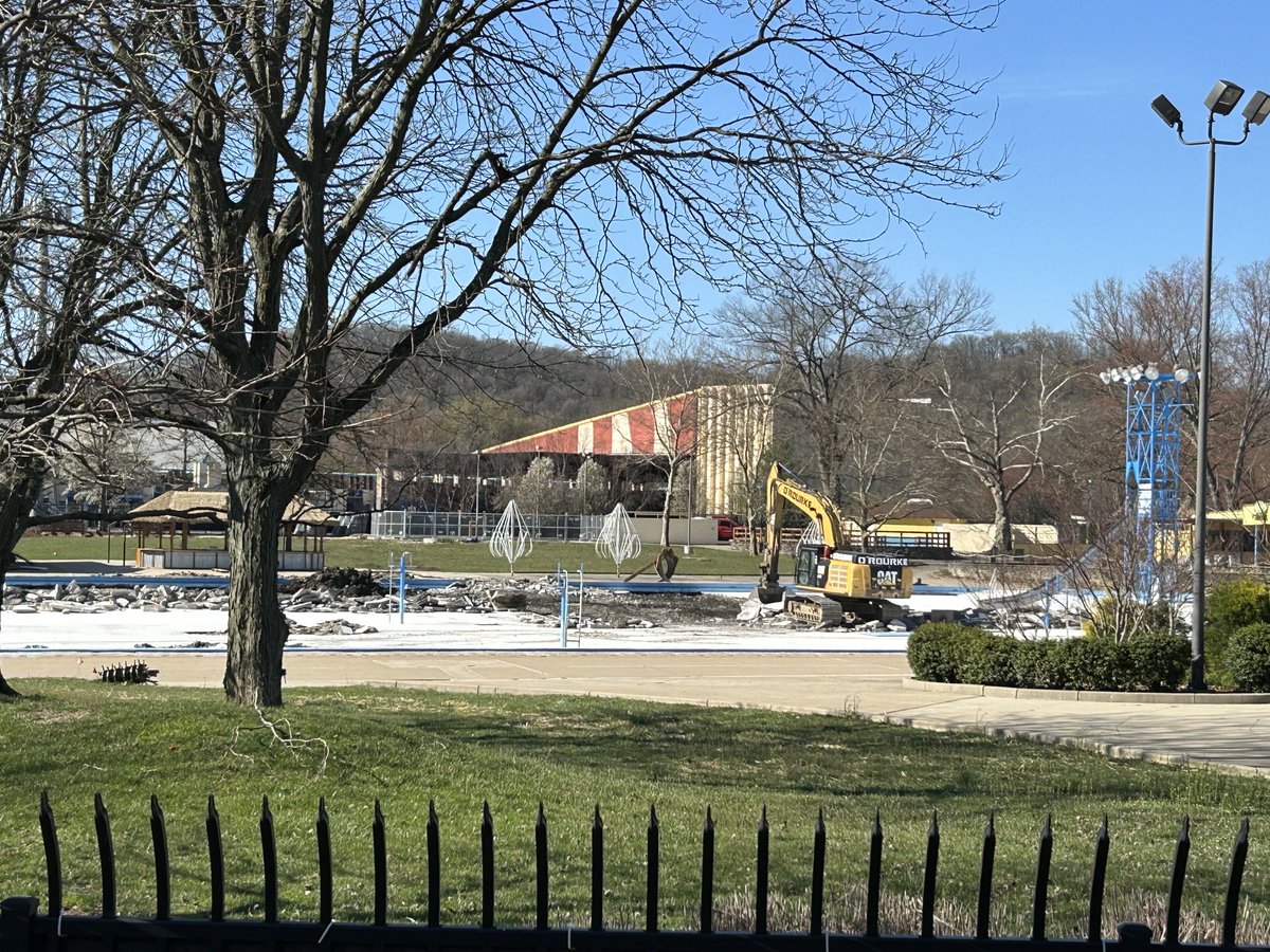 Fox19_Mike's tweet photo. Now: Demolition of Sunlite Pool begins at Coney Island. ⁦@FOX19⁩ https://t.co/24HwB5VgcG