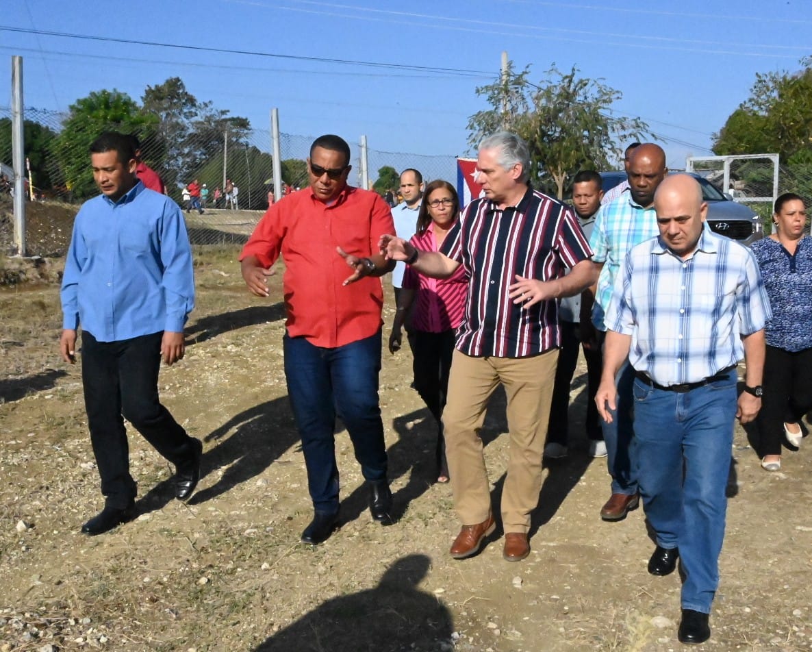 👉🏻Por el municipio El Salvador, en #Guantánamo, prosiguió este jueves el recorrido del Presidente <a href="/DiazCanelB/">Miguel Díaz-Canel Bermúdez</a>,  como parte de un proceso de visitas a objetivos económicos y sociales en los territorios que comenzó el pasado mes de enero.

Lo acompaña <a href="/DrRobertoMOjeda/">Dr. Roberto Morales Ojeda</a>.
