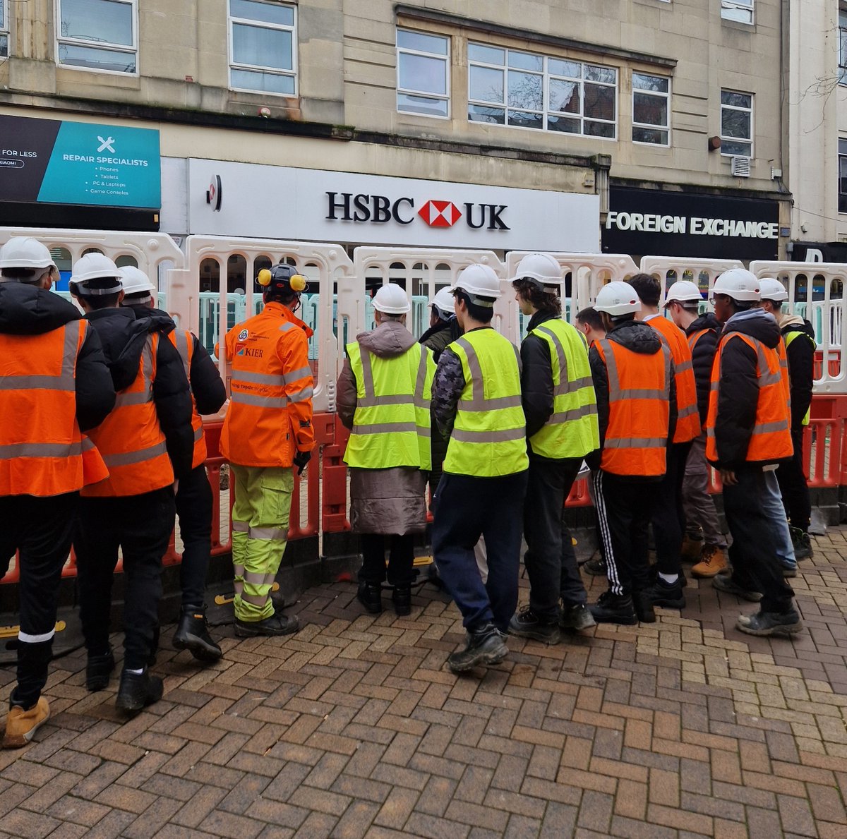 Delighted to welcome <a href="/NorthamptonColl/">ɴᴏʀᴛʜᴀᴍᴘᴛᴏɴ ᴄᴏʟʟᴇɢᴇ</a> students to our Abington &amp; Fish Street regeneration site! 👷

They got an exclusive peek into project planning &amp; execution, from a presentation to an on-site experience. 

Inspiring construction's next generation ⭐

<a href="/WestNorthants/">West Northamptonshire Council</a> #opendoors