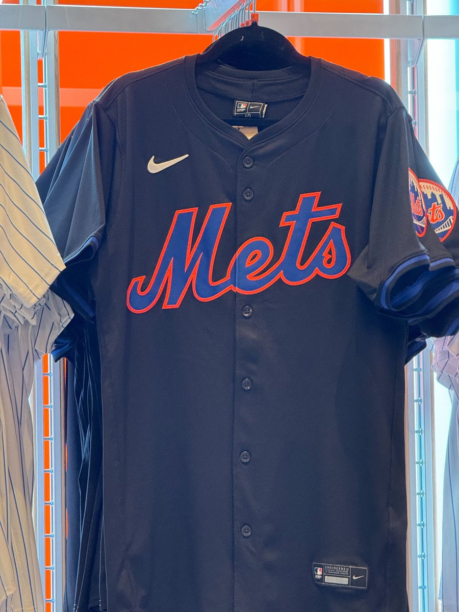 A look at the Mets' new black uniforms in the team store: