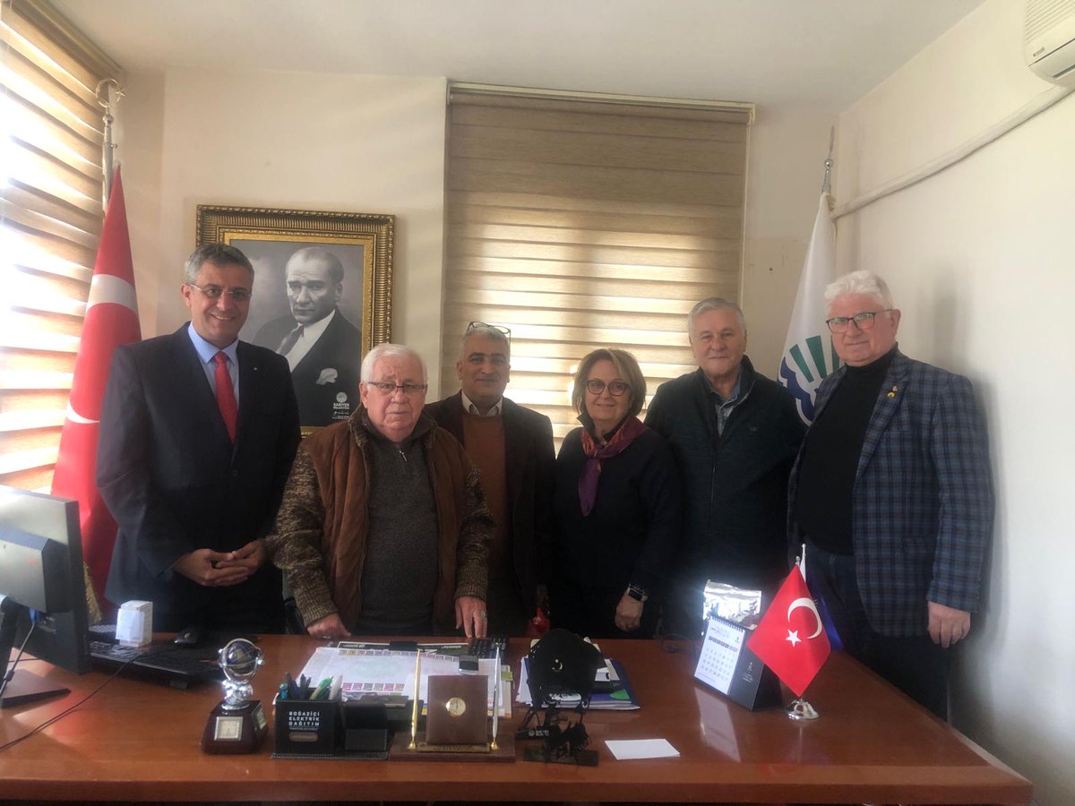 Meclis üyesi adaylarımız ile birlikte Darüşşafaka Muhtarı Sn Hüseyin Sarıuçak' ğı ziyaret ederek Sarıyeri'mizi için projelerimizi anlattı.
