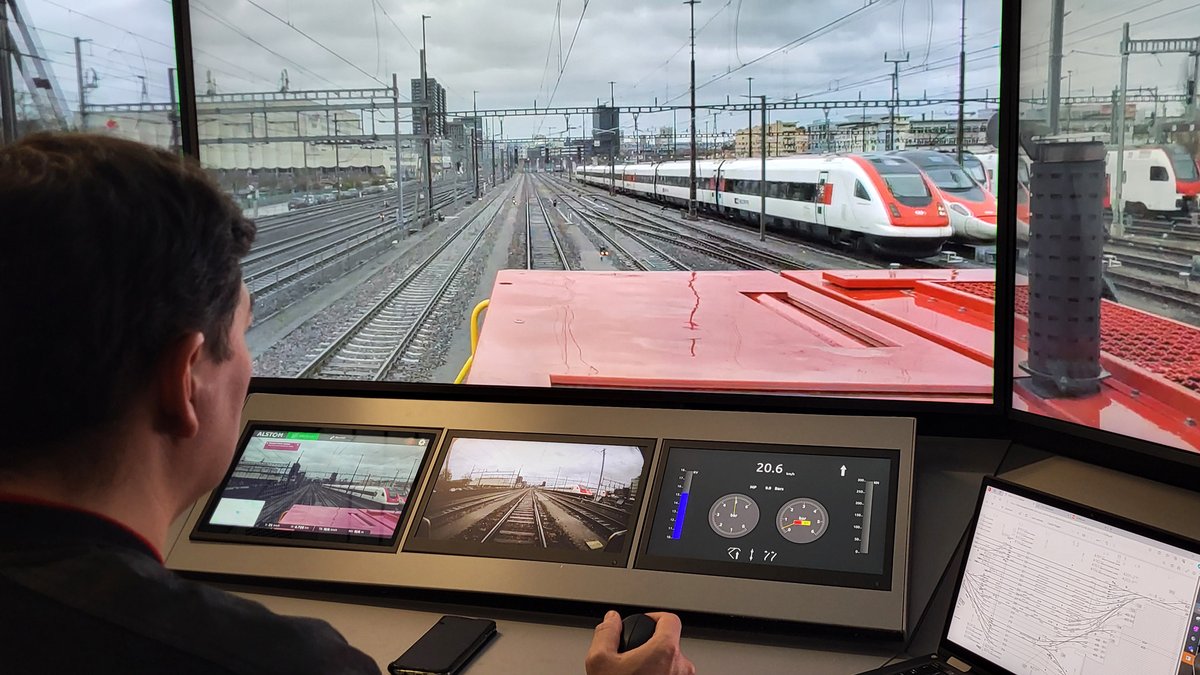 ⏩ FAST forward zu ferngesteuerten Zügen! 🚄 Das DLR hat mit @AlstomDACH & den Schweizerischen Bundesbahnen 🇨🇭 das Rangieren von Zügen aus der Ferne getestet. Fokus: komplexe Anforderungen der Mensch-Technik-Interaktion & nutzerfreundliche Arbeitsplätze: dlr.de/de/aktuelles/n…