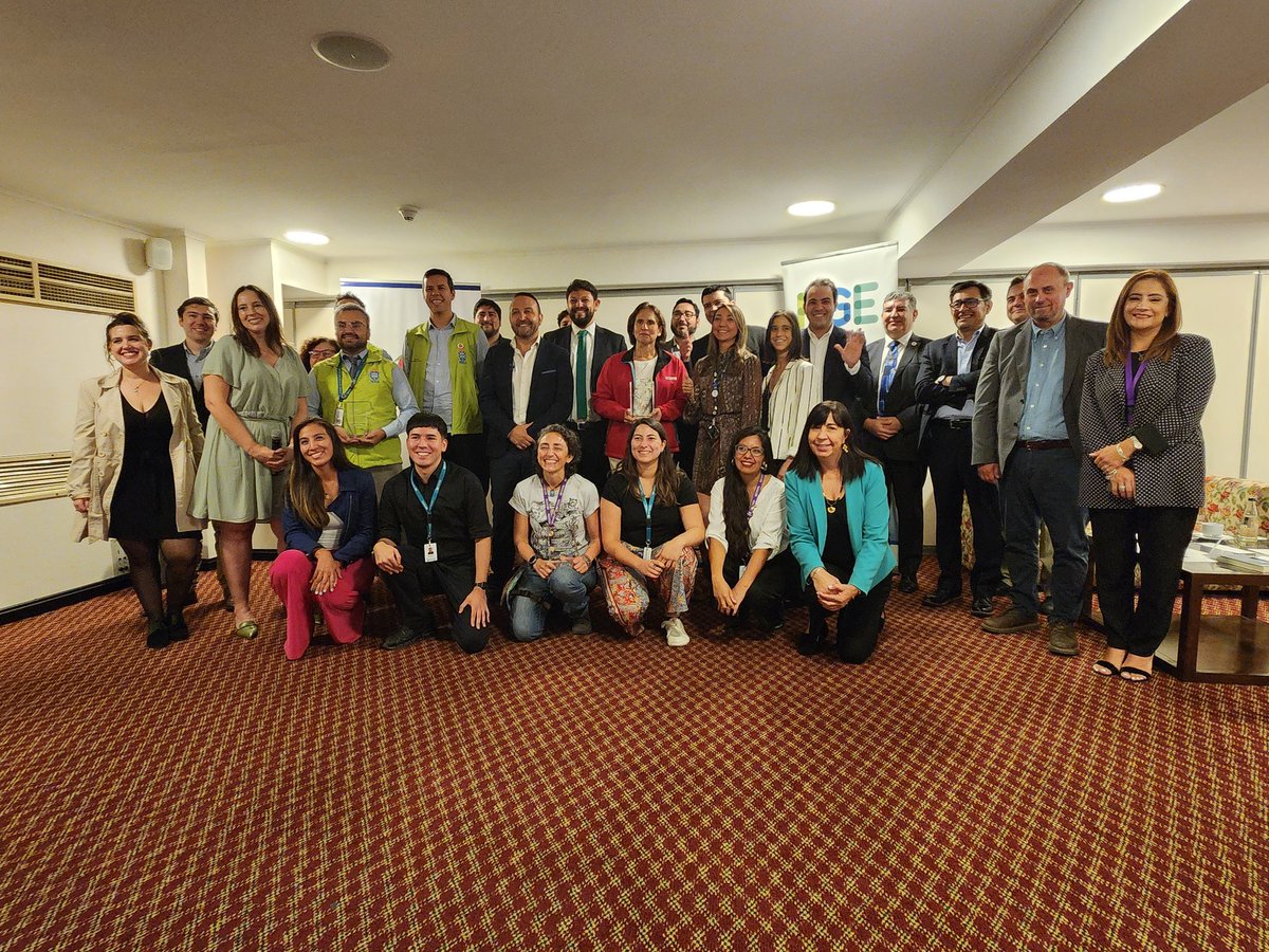 🔵 Liderados por la Pdta ACHM, <a href="/CarolinaLeitao/">Carolina Leitao</a>, el Pdte de la Comisión de Probidad, <a href="/GustavoToroSR/">Gustavo Toro - San Ramón</a>, el VicePdte <a href="/juanPabloOlave/">Juan Pablo Olave</a> y el Alcalde, <a href="/cn_castro/">Claudio Castro Salas</a>, reciben un reconocimiento en el marco de la entega de resultados del "Barometro de Valores e Integridad Organizacional".