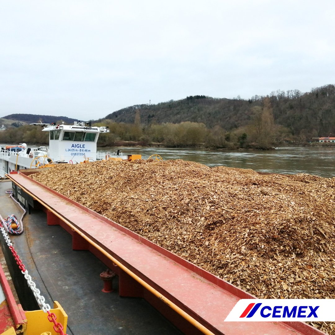 🌳 Cemex innove en matière de logistique urbaine ! 🚢 En collaboration avec l'association @fibois_idf, nous avons expérimenté le #transportfluvial pour approvisionner en bois 6 chaufferies industrielles de la région parisienne. @haropaport, @dalkia, Soven et @vnf_officiel.