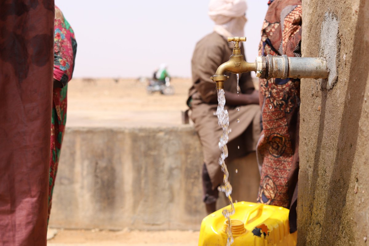 💧Le Saviez-vous ? Un accès à une eau potable en quantité suffisante permet d’éviter les conflits entre les communautés hôte et réfugiée. 💦En 2023, le HCR au #Niger a installé 402 points d’accès à l’eau potable sur des sites d’accueil de réfugiés. #WaterForPeace #22mars