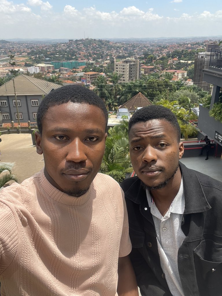 Give 2 similarities and differences between us (25 marks) 

Use a tabular form 💀