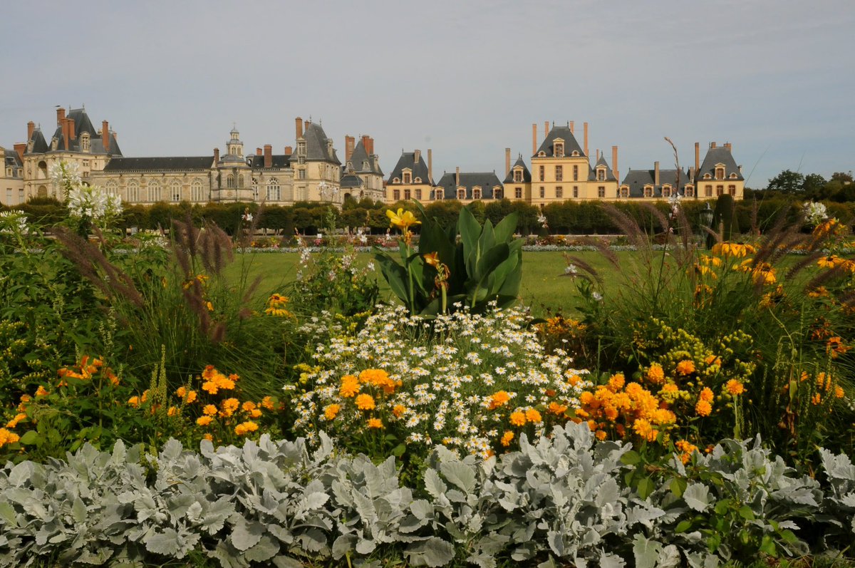 LE PRINTEMPS AU CHÂTEAU | Le #printemps est officiellement arrivé !   N’hésitez pas à venir profiter des beaux jours dans les #jardins du #château et découvrir les jolies #fleurs qui les parsèment 🌼🌻   📢 Le parc est ouvert tous les jours, 24h/24h.   © Bernard Sarrazin