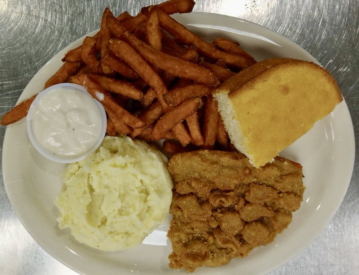liveoaksgolf's tweet photo. It’s about that time! #ROOSEVELTS is serving our #PlateLunch featuring #CountryFriedSteak w/ #MashedTaters #SweetPotatoFries #Corn #Greens #LimaBeans and also our regular lunch options. And, we will have @MarchMadnessMBB on our #BigScreenTVs w/ the @HailStateMBK game on! https://t.co/SPlNDBL4Jt