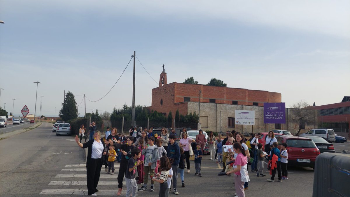 Ara mateix protesta a l'Escola Sant Jordi. Cassoles perquè #volemgestionar <a href="/SEGREcom/">SEGRE</a> <a href="/LleidaTV/">Lleida TV</a> <a href="/LaManyanacat/">La Mañana</a> <a href="/SERLleida/">Ràdio Lleida - SER Catalunya</a> <a href="/copelleida/">COPE Lleida</a> <a href="/Ua1FM/">UA1 Lleida Ràdio</a> <a href="/lleidacom/">LLEIDA.COM</a> <a href="/lleidadiari/">LleidaDiari.cat</a> <a href="/ACNponent/">ACNponent</a> <a href="/Cati_Lleida/">CatInfo Lleida</a> <a href="/OndaCeroLleida/">Onda Cero Lleida</a> <a href="/NacioLleida/">NacióLleida</a> <a href="/CCSegria/">Consell Comarcal del Segrià</a> <a href="/gencat/">Generalitat de Catalunya</a> <a href="/perearagones/">Pere Aragonès i Garcia</a>