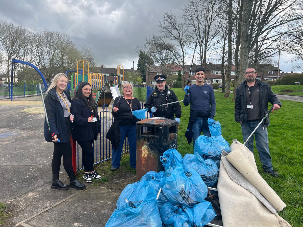 Great #GBSpringClean success in Bredbury! Big thanks to the amazing #LitterHeroes who joined us including local residents, @gmpolice, @StockportMBC, @StockportHomes & local Councillors - for making a real difference! We bagged a whopping 15 bags of rubbish! ♻️ 💛 🧡 💚