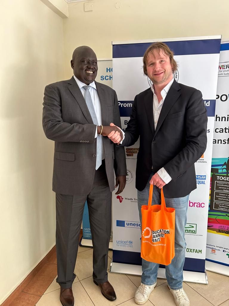 Productive meeting w/🇸🇸Lakes State Governor, H.E Rin Tueny Mabor, during #ECW's mission to #SouthSudan! ECW's MYRP, delivered by @SCSouthSudan @NRC_Norway @FCA_global, together w/@MinistrySsd will reach at least 135K crisis-affected girls & boys w/holistic #education support.