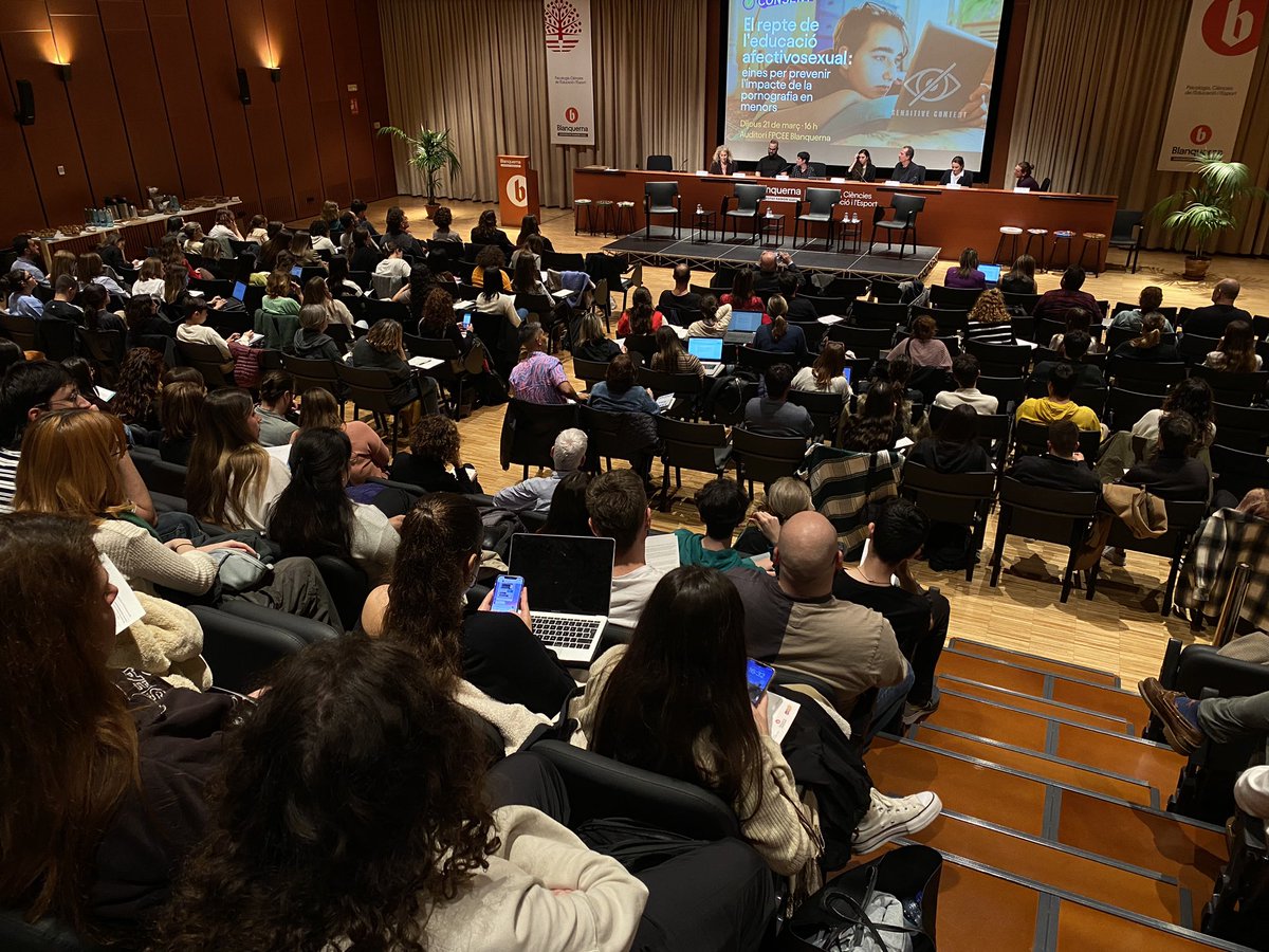🗣️ "La pornografia no és ficció. Els insults i els cops són reals. Aquest tipus de pornografia promou la representació de les dones com a objetes i no com a subjectes".

🔴 Ja ha començat la Jornada Consent a l'Auditori!

#ExcellènciaÉsFutur #consent #consentiment #educaciosexual