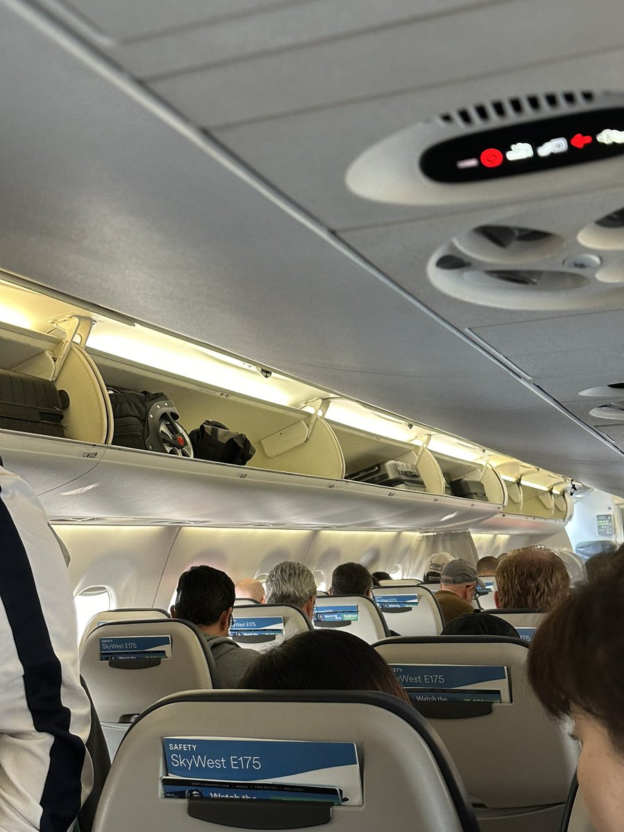 katml23's tweet photo. @AlaskaAir explain why your gate agents forced people to check their bags as they scanned boarding passes. And then all of the overhead bins were empty after everyone boarded. Wouldn’t it make more sense to let the bins fill up and check the last remains bags that don’t fit?! https://t.co/DRNi0P0ayL