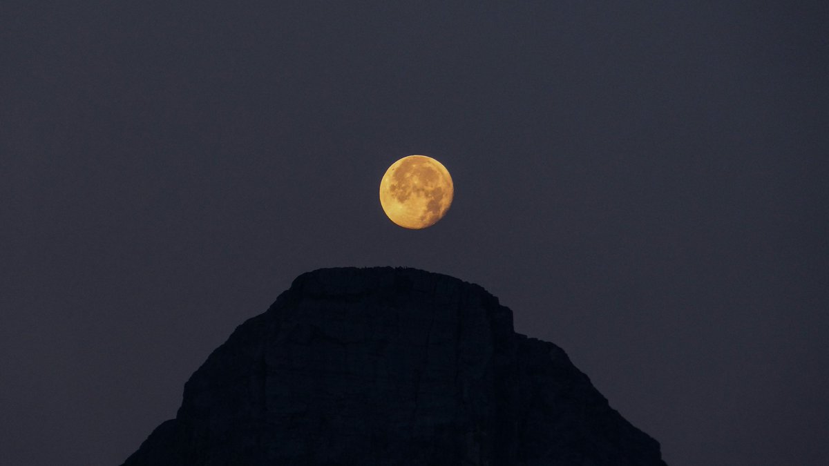 It’s officially springtime in the northern hemisphere, and we’re kicking it off with the Worm Moon! 🌝🪱 Its name refers to the emergence of earth worms – a true sign of spring after the soil thaws. It will reach its peak at 3:00 am ET on March 25. 📍 Canmore, Alberta