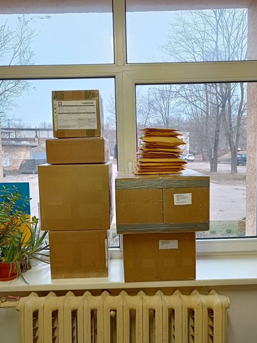 kushkomikss's tweet photo. Waiting for the mailman to knock our window. #smallpresslife https://t.co/t3z7dh4xwB