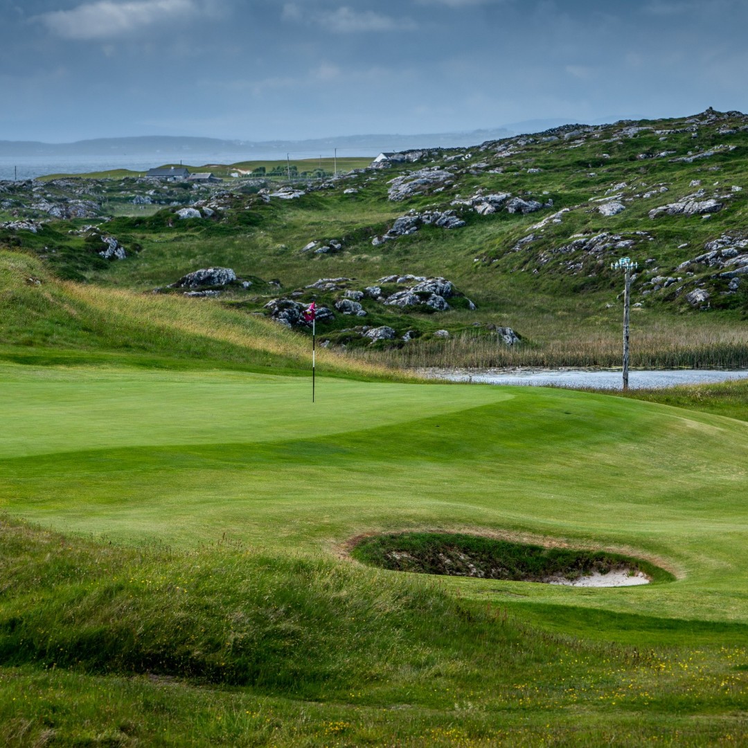 ⛳️🍀 Ready to tee off on the ultimate Irish golf adventure? Look no further than Connemara Golf Links! Nestled along the stunning Wild Atlantic Way, this course offers breathtaking views and a challenging layout ow.ly/K2a650QWvYl #GolfLinks #IrishGol #WildAtlanticWay