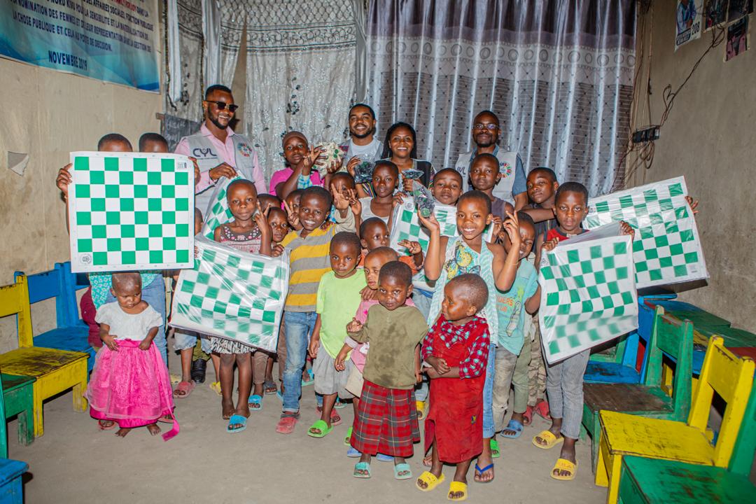 Ils vivent à l'Est de la RDC la zone la plus hostile de la terre.
aujourd'hui nous avons l'espoir que dans l'avenir ils tiendront fermement leurs #Dames et pas leurs #armes !
@GiftOfChess  @PMaotela @CongoleseYoung @SamMwezezo 
merci de ramener l'éducation grâce au jeu #Chess