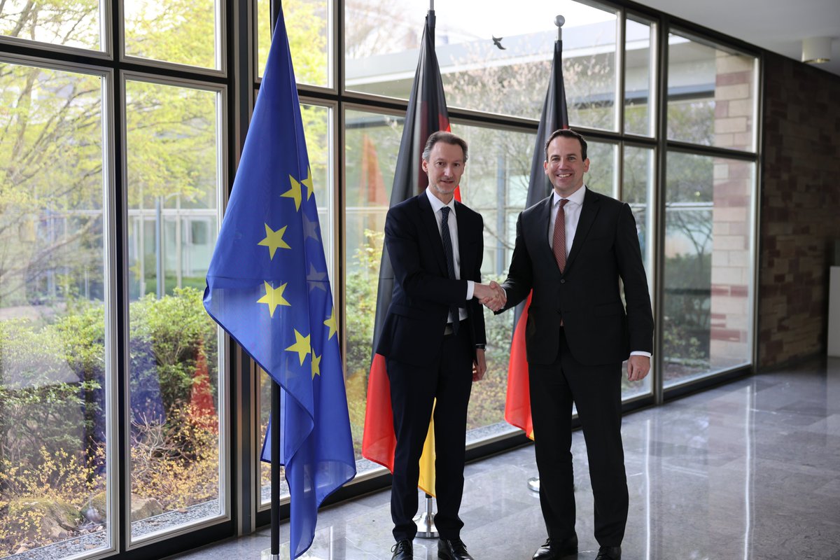 Der Chef der Staatskanzlei, David Lindemann, empfing heute Massimo Darchini, den Generalkonsul der Republik Italien. Italien ist einer der wichtigsten Handelspartner des Saarlandes, die deutsch-italienischen Beziehungen sind traditionell eng.