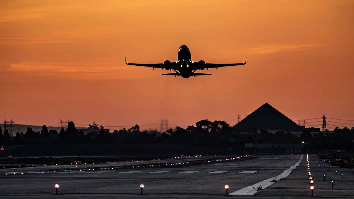 Wishing The Long Beach State men’s basketball team all the best in the NCAA Tournament today! As your hometown airport and long-standing @LBSUAthletics sponsor, we're proud to support you every step of the way! 🏀