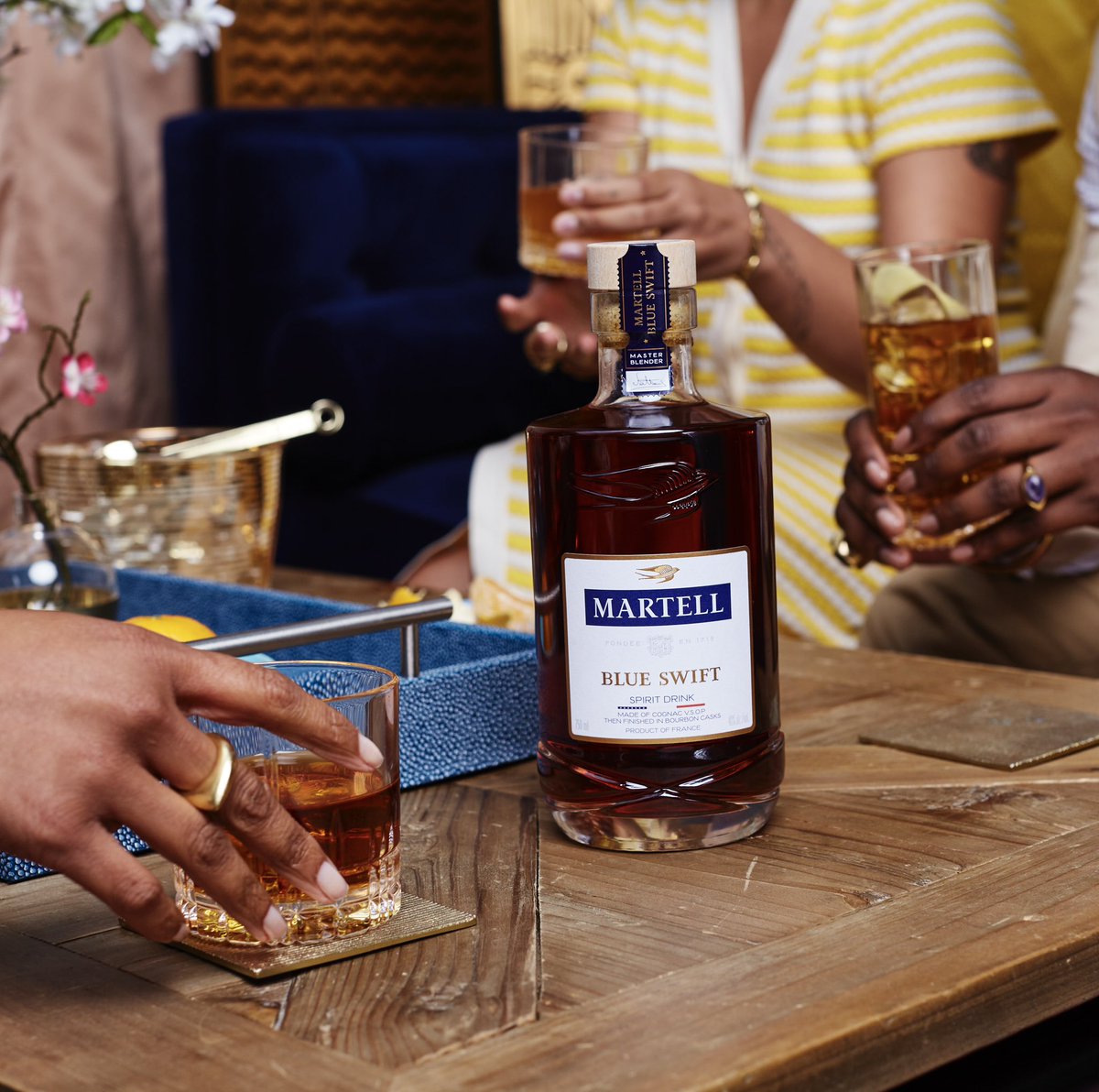 martellnigeria's tweet image. Indulge in hearty banter with your day ones, paired with neat serves of Martell.

Tag a swift one, you will be enjoying this blend with. 🥃💙

#MartelING #BlueSwift #BeTheStandoutSwift