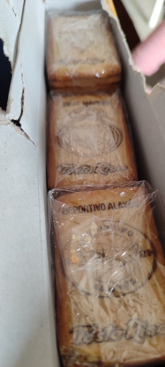 IamLizardQueen's tweet photo. Emmmm donde están las galletas que me faltan??? #tostarica #cuetara https://t.co/BCLo7Iivyp