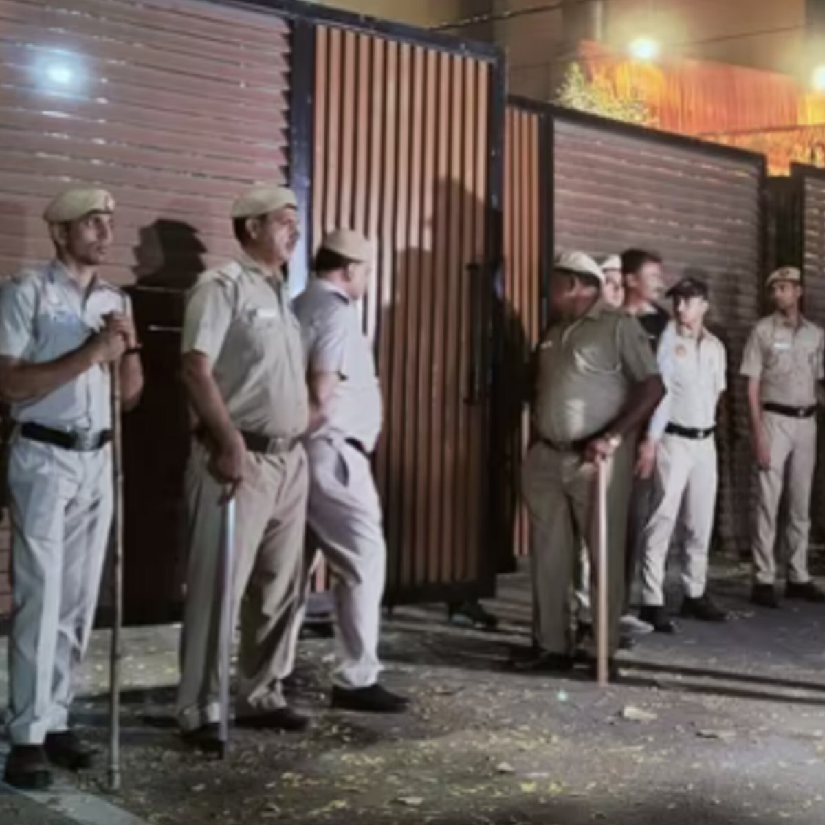 shorts_91's tweet image. ED team reaches Arvind Kejriwal&apos;s home after court denies protection. Search warrant issued. Heavy police presence. 

Read more on shorts91.com/category/polit…

#ArvindKejriwal #EDProbe #AAP #DelhiLiquorScam