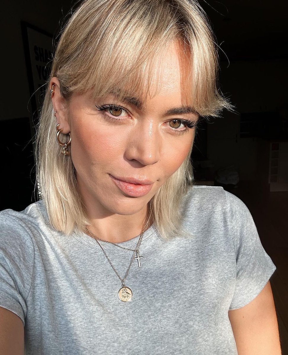 She wears them so well! Our NEW T-Bar earrings ( incl stud)  as seen on <a href="/DanniMenzies/">Danni Menzies</a>  

tillysveaas.co.uk/shop/category/…

#newlaunch #jewellery #FridayFeeling #OOTD