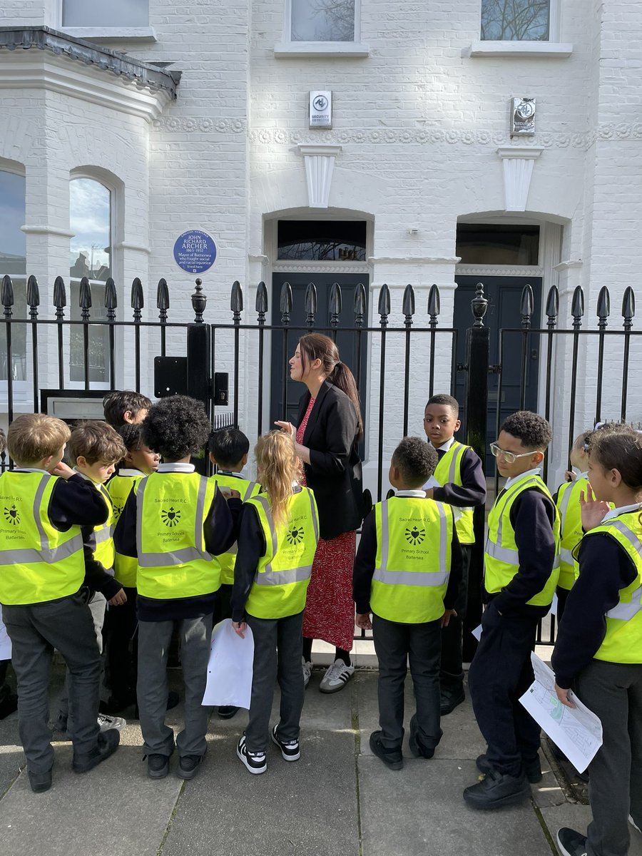 Year 3 used their map skills to locate John Archer’s blue plaque this week #englishheritage #primaryhistory #primarygeography