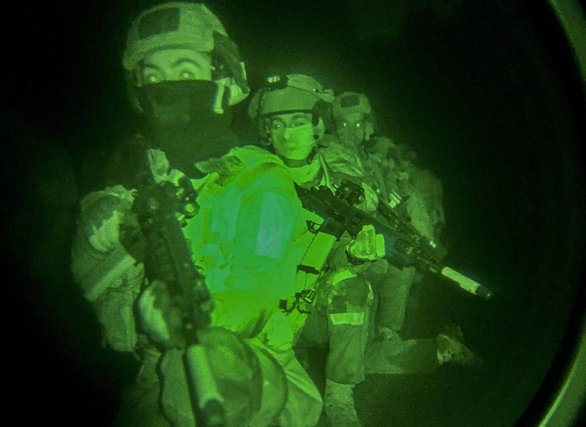 FierEtVaillant's tweet photo. INFILTRATION · Point dâorgue de leur formation technique de spĂ©cialitĂ© (FTS), les nouveaux engagĂ©s de la 3e Cie ont effectuĂ© une marche aux fourragĂšres de 45km puis se sont emparĂ©s de nuit du barrage de MarĂšges.
#9eBIMa #armee2terre #FieretVaillant
#infanterie #soldatops https://t.co/Esw7eGvUNY