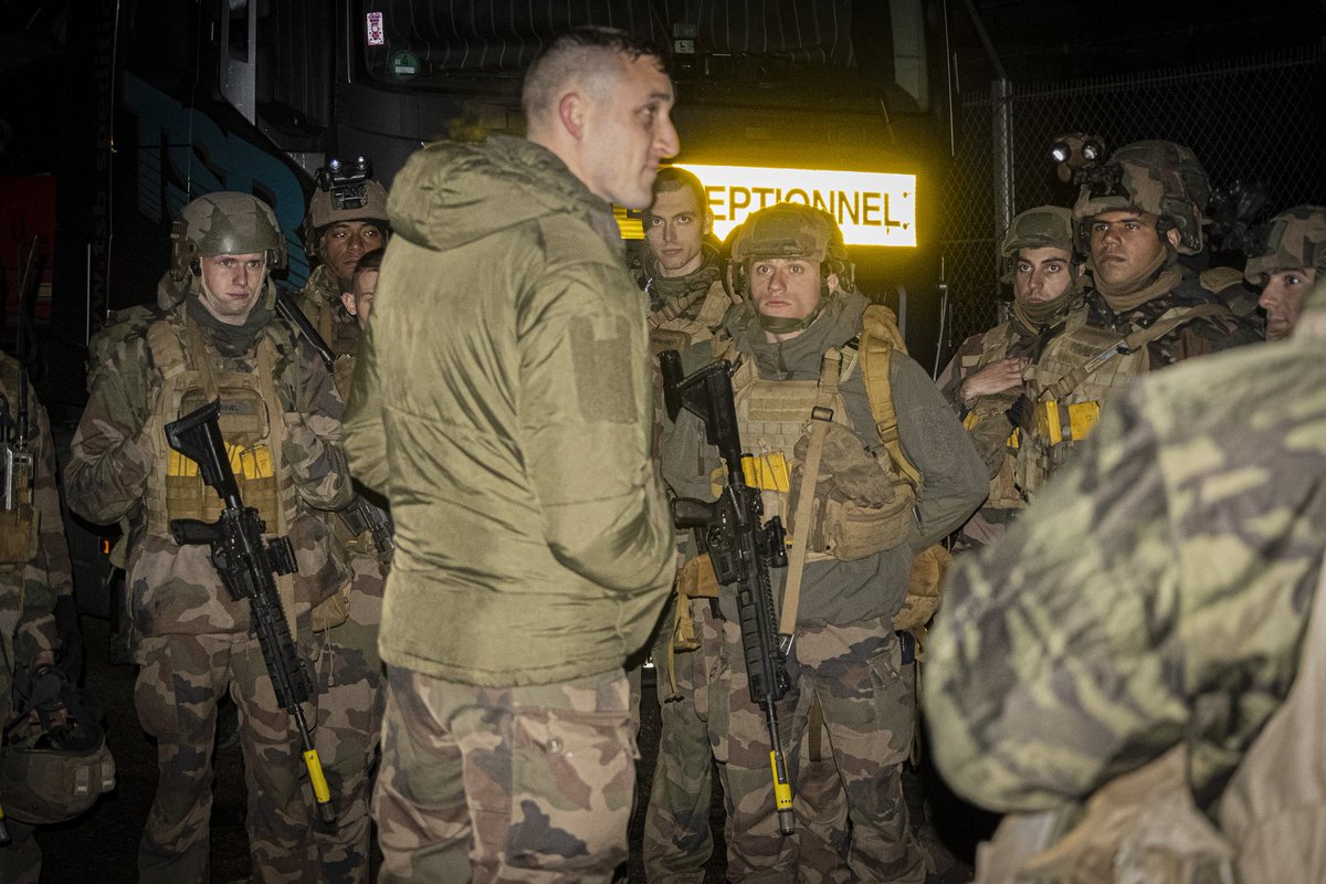FierEtVaillant's tweet photo. INFILTRATION · Point dâorgue de leur formation technique de spĂ©cialitĂ© (FTS), les nouveaux engagĂ©s de la 3e Cie ont effectuĂ© une marche aux fourragĂšres de 45km puis se sont emparĂ©s de nuit du barrage de MarĂšges.
#9eBIMa #armee2terre #FieretVaillant
#infanterie #soldatops https://t.co/Esw7eGvUNY