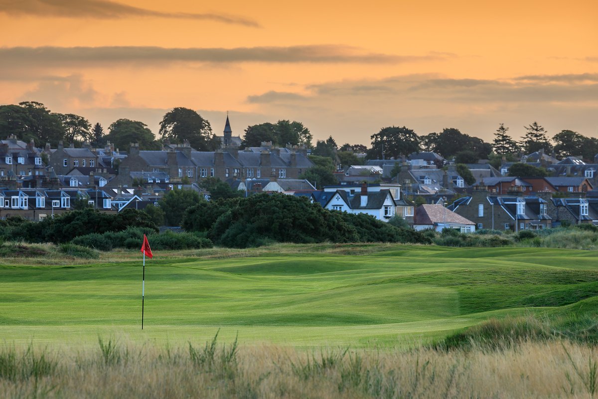 The sun setting over Carnoustie, means it's one day closer to the start of the season! 🤩 To discuss your visit to Carnoustie Golf Links, call: +44 (0)1241 802270 carnoustiegolflinks.com #CarnoustieGolfLinks #GolfsGreatestTest #TheCarnoustieThree