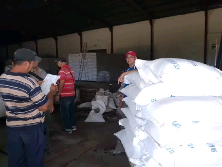 📷
Desde Puerto Padre continúa la distribución de los productos de la canasta básica correspondiente al mes de marzo. #GenteQueSuma trabaja sin descanso para situarlos en las bodegas del territorio con la mayor brevedad posible. #ComercioCuba #ComercioDelPueblo #LasTunas