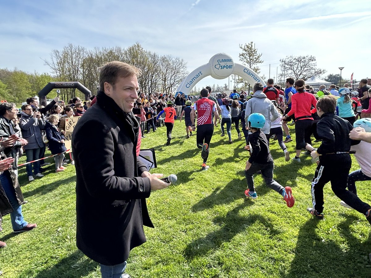 VilleDeClamart's tweet photo. Allez on enfile les baskets et on va s'entraîner en vue de #RunandBike, notre défi sportif 100% famille à #Clamart 👨👧️!
Organisée dimanche 5 mai au stade de la Plaine, la 4e édition propose plusieurs courses à effectuer en binôme 🏃♀️🚴♂️.
Inscription sur https://t.co/mVN5p2DjYV https://t.co/0cp4TR5TlY