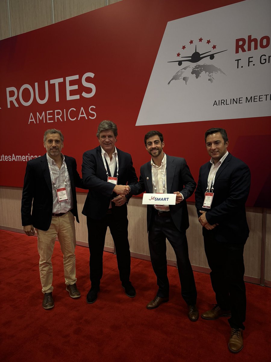CurbeloDr's tweet photo. En #RoutesAmericas2024 Bogotá, celebramos junto a @VuelaJetSMART y @AeropuertosUY la nueva ruta que conectará Montevideo con Aeroparque Jorge Newbery con dos frecuencias diarias a partir del 29 de mayo.
🇺🇾 🇦🇷
#conectividadaerea
@Uruguay_Natural https://t.co/m1YIfHPTwr